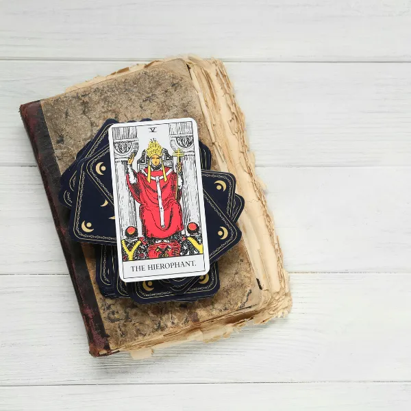Ο Ιεροφάντης κάρτα ταρώ γάμος και σημασία