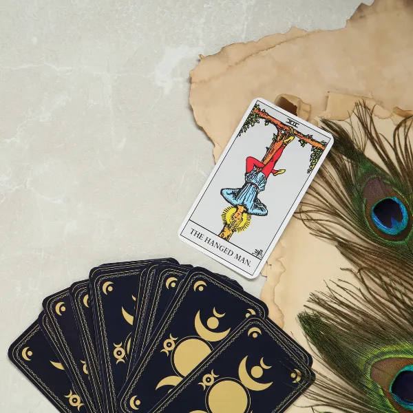 Ο Κρεμασμένος κάρτα ταρώ ερμηνεία και σημασία