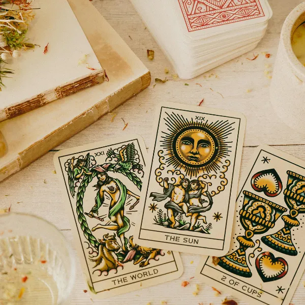 Κάρτες Ταρώ που χρησιμοποιούνται στη χαρτομαντεία για ερωτευμένους.